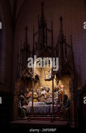 Gotischer Altar der Maria schlafenden aus dem 15.. Jahrhundert, Kaiserdom Sankt Bartholomäus, Kaiserdom des Heiligen Bartholomäus, Frankfurt, Deutschland Stockfoto