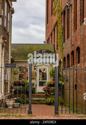 Gloucester, Massachusetts, USA, - 13. September 2022: Ein hübscher einladender Hofeingang zu einem Geschäft in der Innenstadt. Stockfoto