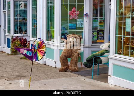 Gloucester, Massachusetts, USA, - 13. September 2022: Eine einladende Fassade zu einem Ladeneingang für Kinder. Stockfoto