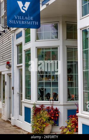 Gloucester, Massachusetts, USA, - 13. September 2022: Downtwon Village Silversmith-Laden, dessen Facde für den Herbst dekoriert ist. Stockfoto