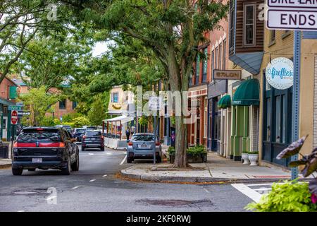 Gloucester, Massachusetts, USA, - 13. September 2022: Downtwon Street lines with trees and businesses. Stockfoto