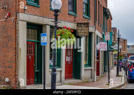 Gloucester, Massachusetts, USA, - 13. September 2022: isabel Babson Memorial Library an einer Ecke in der Innenstadt. Stockfoto