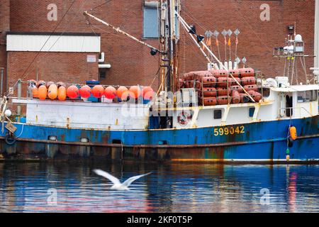 Gloucester, Massachusetts, USA, - 13. September 2022: Kommerzielles Fischerboot dockte im Hafen von Gloucester an. Stockfoto