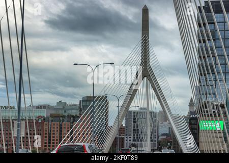 Boston, Massachusetts, USA - 13. September 2022: Fahrt über die Leonard P. Zakim Bunker Hill Bridge, nicht über die Thomas P. O'Neill Jr. Tunnel. Stockfoto