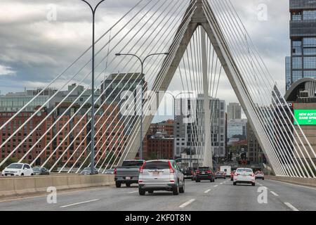 Boston, Massachusetts, USA - 13. September 2022: Fahrt über die Bunkerhügelbrückung Leonard P. Zakim zum Thomas P. O'Neill Jr. Tunnel. Stockfoto