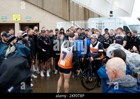 Kevin Sinfield interagiert am dritten Tag der Ultra 7 in 7 Challenge von Otterburn nach Chester-Le-Street mit der ersten Mannschaft der Newcastle Falcons im Kingston Park Stadion. Der ehemalige Kapitän von Leeds soll sieben Ultramarathons in ebenso vielen Tagen absolvieren, um die Motoneuronee-Krankheit zu erforschen, indem er in der Halbzeit des Turniers am 19. November auf Old Trafford zuläuft. Bilddatum: Dienstag, 15. November 2022. Stockfoto