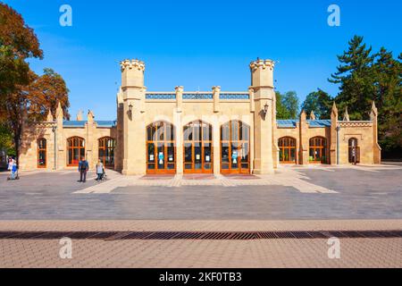 Narzan oder Narzannaya Galerie ist ein historisches Gebäude am Kurortny Boulevard in Kislowodsk Kurstadt in kaukasischen Mineralwässer Region, Stawropol Kra Stockfoto