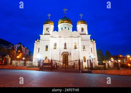 Christus der Erlöser oder Spasski Kathedrale in Pyatigorsk in der Nacht. Pyatigorsk ist eine Kurstadt in kaukasischen Mineralwässern Region, Stawropol Region in Russland. Stockfoto