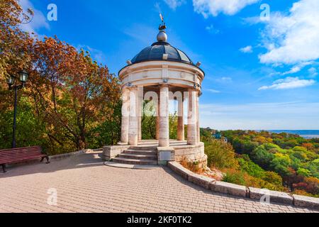 Pavillon auf dem Maschuk-Berg in Pyatigorsk, einer Kurstadt in der kaukasischen Mineralwasserregion, Stawropol-Region in Russland Stockfoto