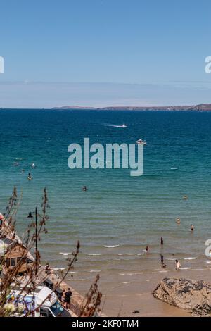 Ein Blick auf die Menschen, die sich am Meer und am Strand von Newquay, Cornwall, Großbritannien, Vergnügen Stockfoto