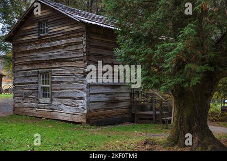 Vesta, Virginia, USA - 15.. Oktober 2022: Mathews Cabin auf dem Gelände der Mabry Grist Mill entlang des Blue Ridge Parkway in Virginia. Stockfoto