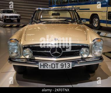 Mercedes-Benz 230 SL Sportwagen, Mercedes Benz Museum, Stuttgart, Deutschland Stockfoto