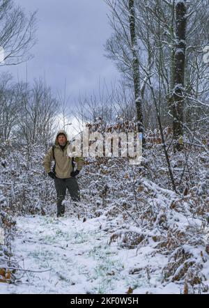 Winterwanderung auf dem Woods Trail bei frischem Schneefall Stockfoto