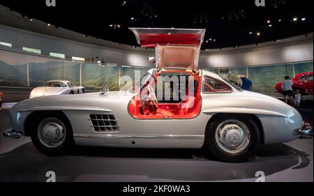 Mercedes-Benz 300 SL (Fahrgestellnummer W 198) Flügeltürer-Sportwagen, Mercedes Benz Museum, Stuttgart, Deutschland Stockfoto