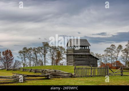 Ein altes Gebäude mit Blick auf den Blue Ridge Parkway in Virginia. Stockfoto