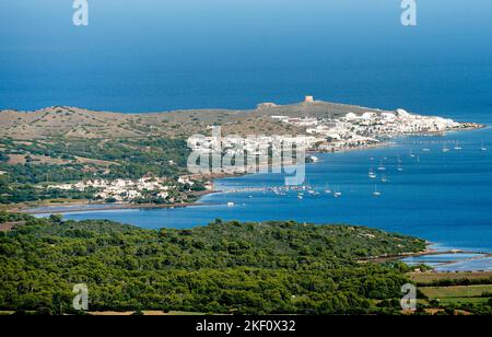 Fornells, auf Menorca. Kleines Fischerdorf, berühmt für das Hummer-Angeln. Das am meisten besuchte Dorf in Spanien im Jahr 2022 durch eine Reise-Website. Stockfoto