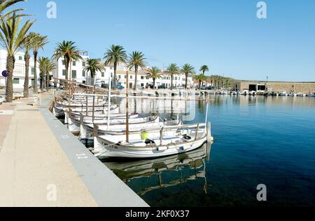 Fornells, auf Menorca. Kleines Fischerdorf, berühmt für das Hummer-Angeln. Das am meisten besuchte Dorf in Spanien im Jahr 2022 durch eine Reise-Website. Stockfoto