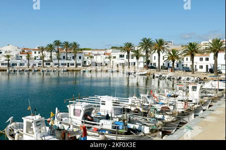 Fornells, auf Menorca. Kleines Fischerdorf, berühmt für das Hummer-Angeln. Das am meisten besuchte Dorf in Spanien im Jahr 2022 durch eine Reise-Website. Stockfoto