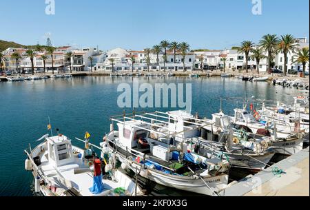 Fornells, auf Menorca. Kleines Fischerdorf, berühmt für das Hummer-Angeln. Das am meisten besuchte Dorf in Spanien im Jahr 2022 durch eine Reise-Website. Stockfoto