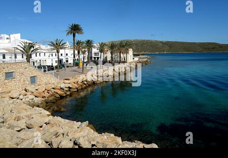 Fornells, auf Menorca. Kleines Fischerdorf, berühmt für das Hummer-Angeln. Das am meisten besuchte Dorf in Spanien im Jahr 2022 durch eine Reise-Website. Stockfoto