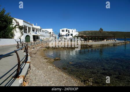 Fornells, auf Menorca. Kleines Fischerdorf, berühmt für das Hummer-Angeln. Das am meisten besuchte Dorf in Spanien im Jahr 2022 durch eine Reise-Website. Stockfoto