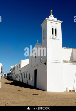 Fornells, auf Menorca. Kleines Fischerdorf, berühmt für das Hummer-Angeln. Das am meisten besuchte Dorf in Spanien im Jahr 2022 durch eine Reise-Website. Stockfoto