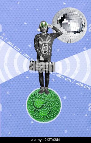 Vertikale kreative Foto Collage Illustration von lustig beeindruckt Kerl stehen auf grünen Ball halten Boombox isoliert auf blauem Hintergrund Stockfoto