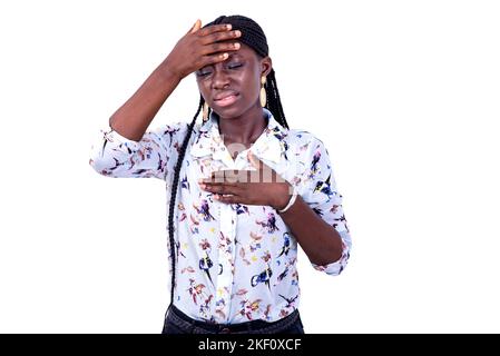 Porträt einer schönen jungen kranken Frau, die an Kopfschmerzen leidet. Stockfoto