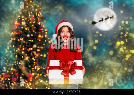 Kreative Foto-Collage Illustration von positiven verrückt beeindruckt Mädchen halten Geschenk santa fliegen auf Schlitten Hirsch weihnachtsbaum auf dem Hintergrund Stockfoto