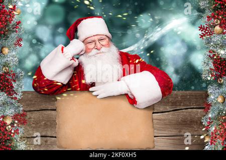 Kreative Fotocollage Illustration von positiven fröhlich gute Laune Art weihnachtsmann Hand auf Wangenknochen Postkarte Schneeflocken auf Hintergrund Stockfoto