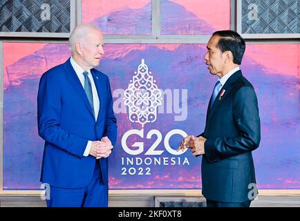 Bali, Indonesien. 15. Oktober 2022. US-Präsident Joe Biden trifft sich am Dienstag, den 15. November 2022, in Bali, Indonesien, mit dem indonesischen Präsidenten Joko Widodo am Rand des Gipfels G20. Foto: UPI/Alamy Live News Stockfoto