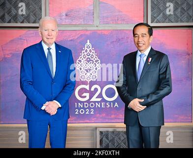 Bali, Indonesien. 15. Oktober 2022. US-Präsident Joe Biden trifft sich am Dienstag, den 15. November 2022, in Bali, Indonesien, mit dem indonesischen Präsidenten Joko Widodo am Rand des Gipfels G20. Foto: UPI/Alamy Live News Stockfoto