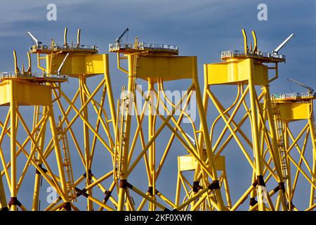 Cromarty Firth Scotland Nigg der obere Teil der gelben Basen oder gelben Jacken für Offshore-Windenergieanlagen Stockfoto