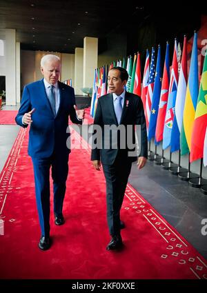 Bali, Indonesien. 15. Oktober 2022. US-Präsident Joe Biden trifft sich am Dienstag, den 15. November 2022, in Bali, Indonesien, mit dem indonesischen Präsidenten Joko Widodo am Rand des Gipfels G20. Foto: UPI/Alamy Live News Stockfoto