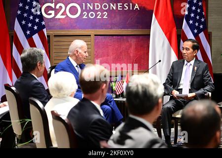 Bali, Indonesien. 15. Oktober 2022. US-Präsident Joe Biden trifft sich am Dienstag, den 15. November 2022, in Bali, Indonesien, mit dem indonesischen Präsidenten Joko Widodo am Rand des Gipfels G20. Foto: UPI/Alamy Live News Stockfoto