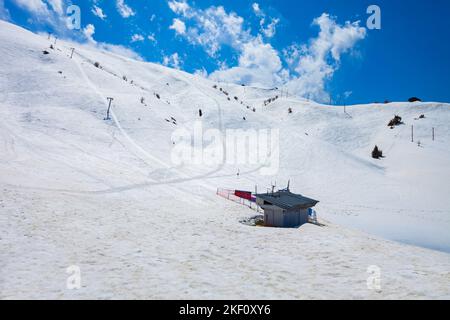 Skipiste am Beldersay-Berg in der Chimgan-Region des Tian Shan-Gebirges in der Nähe der Stadt Taskent in Usbekistan Stockfoto