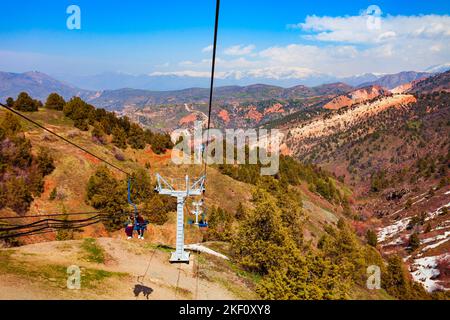 Seilbahn zum Berg Beldersay in der Region Chimgan in der Nähe der Stadt Taskent in Usbekistan im Frühjahr Stockfoto