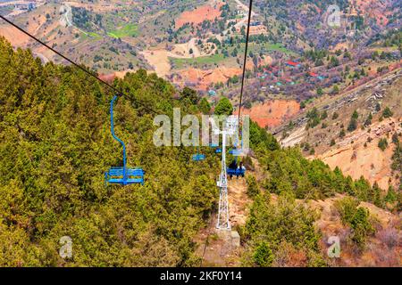 Seilbahn zum Berg Beldersay in der Region Chimgan in der Nähe der Stadt Taskent in Usbekistan im Frühjahr Stockfoto