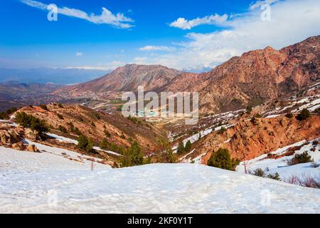 Chimgan Ski Resort Stadt in der Tian Shan oder Tengri Tagh Bergkette in der Nähe von Taskent Stadt in Usbekistan in Zentralasien Stockfoto