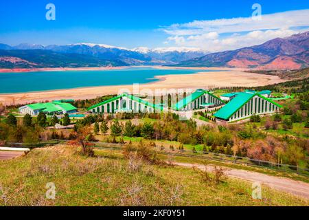 Chorvoq Oromgohi oder Pyramids Hotel in der Nähe des Lake Charvak, einem Wasserreservoir in der Region Chimgan in der Nähe der Stadt Taskent in Usbekistan Stockfoto