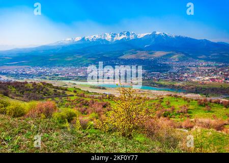 Charvak und Xojikent Stadt und Chirchiq Fluss in der Tian Shan oder Tengri Tagh Bergkette in der Nähe von Taskent Stadt in Usbekistan in Zentralasien Stockfoto