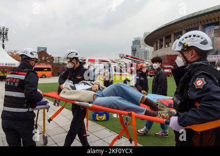 Seoul, Südkorea, 15/11/2022, Ein Katastrophenmedizinerteam führt im Rahmen des „Safe Korea Training“ im Opernhaus des Seoul Arts Center in Seoul eine Schulung zur Patientenklassifizierung und zum Transfer durch. Die Übung wurde durchgeführt, um den Zustand der Katastrophenreaktion gemeinsam von der Feuerwehr, der Polizei und dem Militär zu überprüfen, unter der Annahme, dass es einen Bombenangriff auf das Seoul Arts Center gibt. Das „Safe Korea Training 2022“ ist eine Schulung zur Überprüfung des Katastrophenabwehr-Systems landesweit vom 14. Bis 25. November für insgesamt 1.433 Schulungen bei Stockfoto