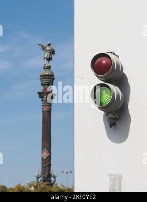 Eine vertikale Aufnahme der Erasmus-Brücke über den Fluss Nieuwe Maas während des Sonnenuntergangs in Rotterdam Niederlande Stockfoto