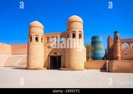 Westtor der Itchan Kala, eine alte ummauerte Innenstadt der Stadt Chiwa in Usbekistan Stockfoto