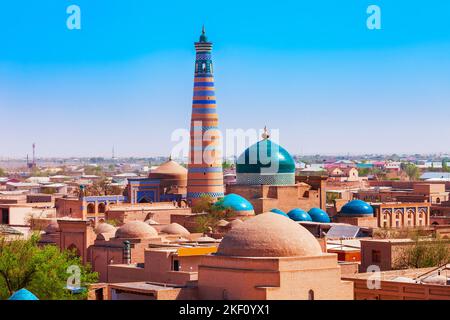 Das Minarett Islam Khodja und das Makhmoud-Mausoleum Pakhlavan im Itchan Kala, der ummauerten Innenstadt der Stadt Chiwa in Usbekistan Stockfoto