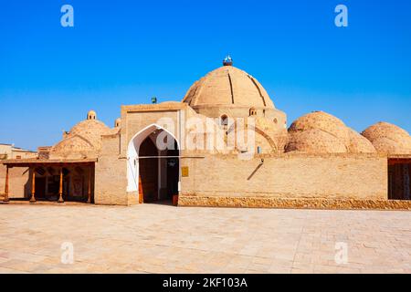 Der Toqi Zargaron Basar ist ein überdachter Markt in der Nähe des Minaretts der Kalyan Moschee in Buchara, Usbekistan Stockfoto