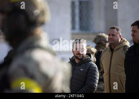 Cherson, Ukraine. 14.. November 2022. Der ukrainische Präsident Wolodymyr Zelenski wurde auf dem Center Plaza der neu befreiten Stadt Cherson gesehen, wo er der ZSU (Ukrainische Streitkräfte) Tribut zollt, die über 8 Monate lang hart gekämpft hat, um diese wichtige regionale Hauptstadt zu befreien, die im März 2022 in russische Hände fiel. Kredit: SOPA Images Limited/Alamy Live Nachrichten Stockfoto