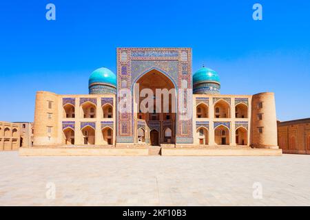 Madrasah mir Arab ist ein Teil des islamischen religiösen Komplexes der POI Kalon in Buchara, Usbekistan Stockfoto