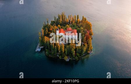 Visovac, Kroatien - Luftaufnahme des beeindruckenden christlichen Klosters Visovac im Nationalpark Krka an einem hellen Herbstmorgen mit warmen goldenen Lichtern Stockfoto