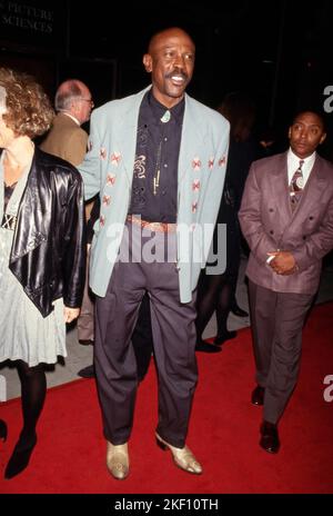 Louis Gossett Jr. bei der Los Angeles Premiere von 'Malcolm X' im Academy Theatre in Beverly Hills, Kalifornien, 17. November 1992 Credit: Ralph Dominguez/MediaPunch Stockfoto